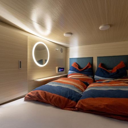 Mue Cubes - Capsule Hotel Bazel Buitenkant foto