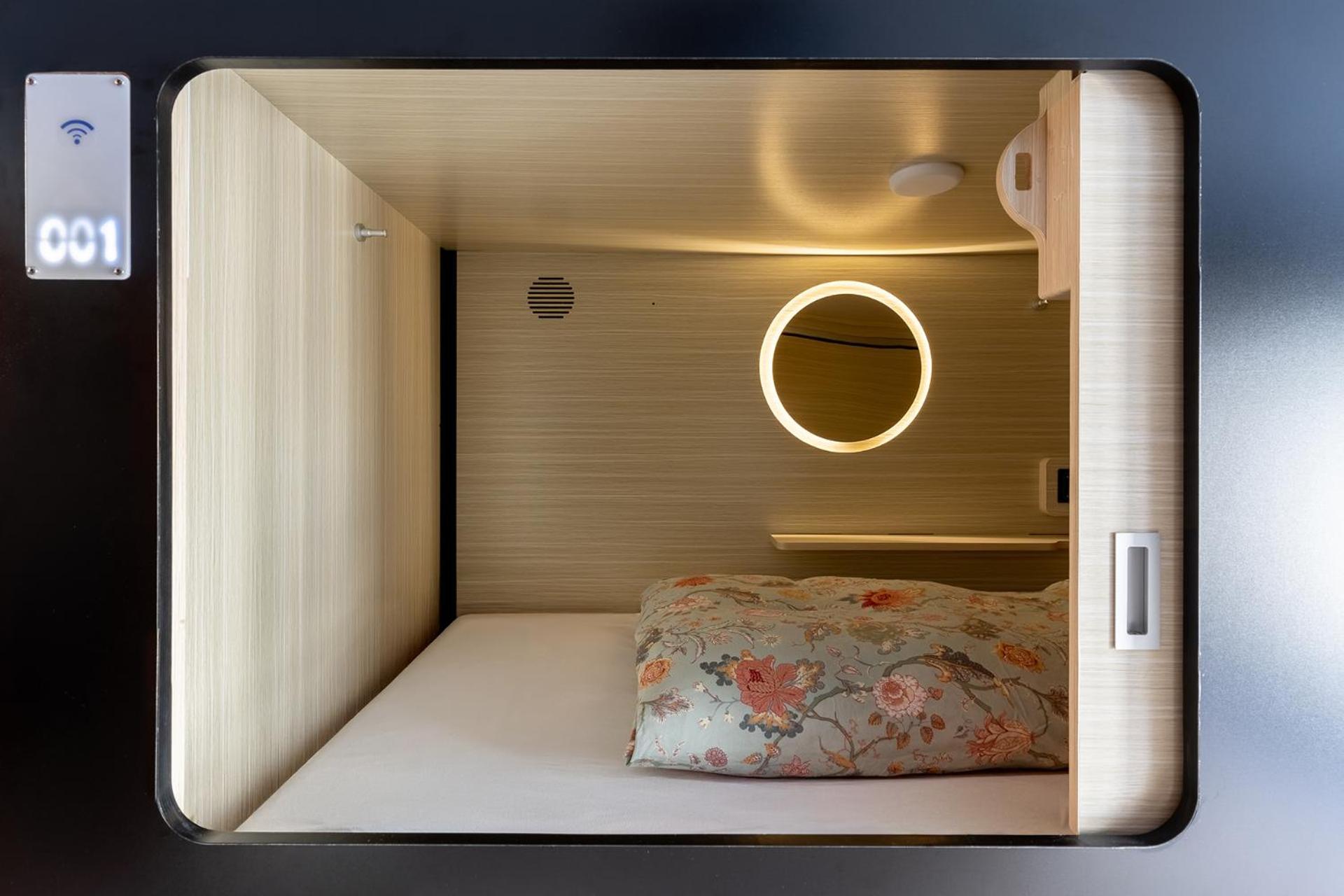 Mue Cubes - Capsule Hotel Bazel Buitenkant foto