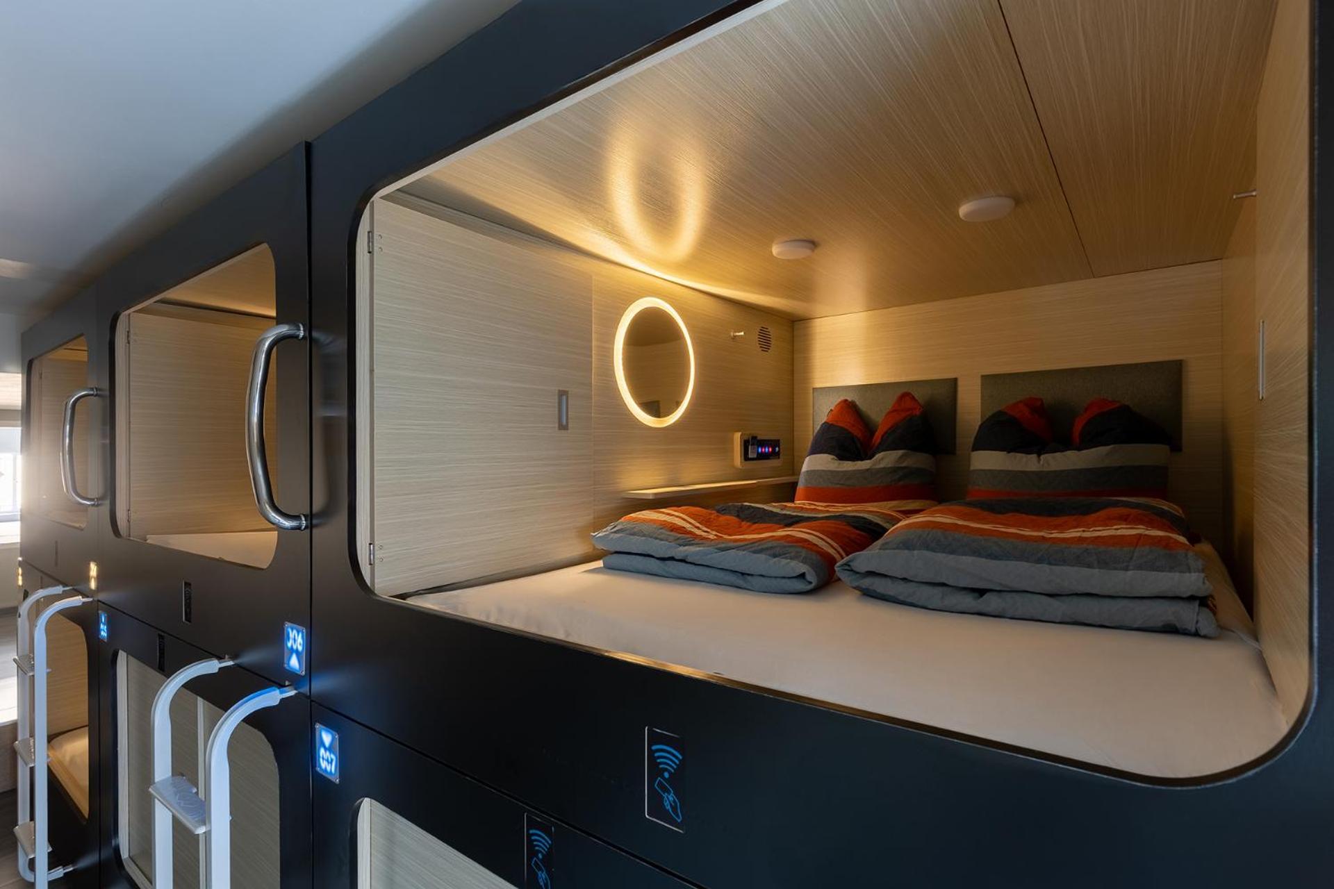 Mue Cubes - Capsule Hotel Bazel Buitenkant foto