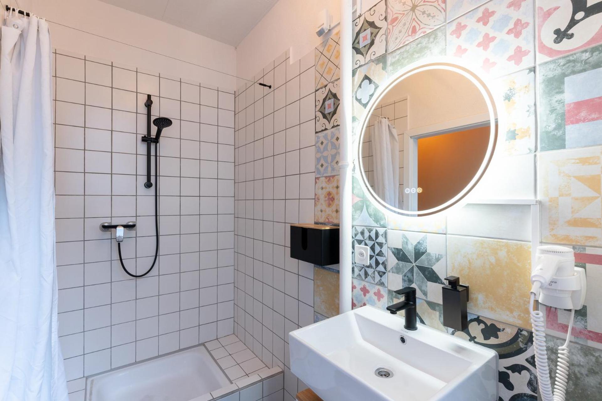 Mue Cubes - Capsule Hotel Bazel Buitenkant foto