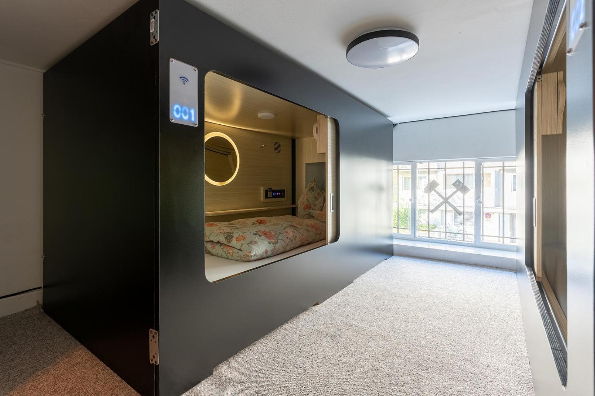 Mue Cubes - Capsule Hotel Bazel Buitenkant foto