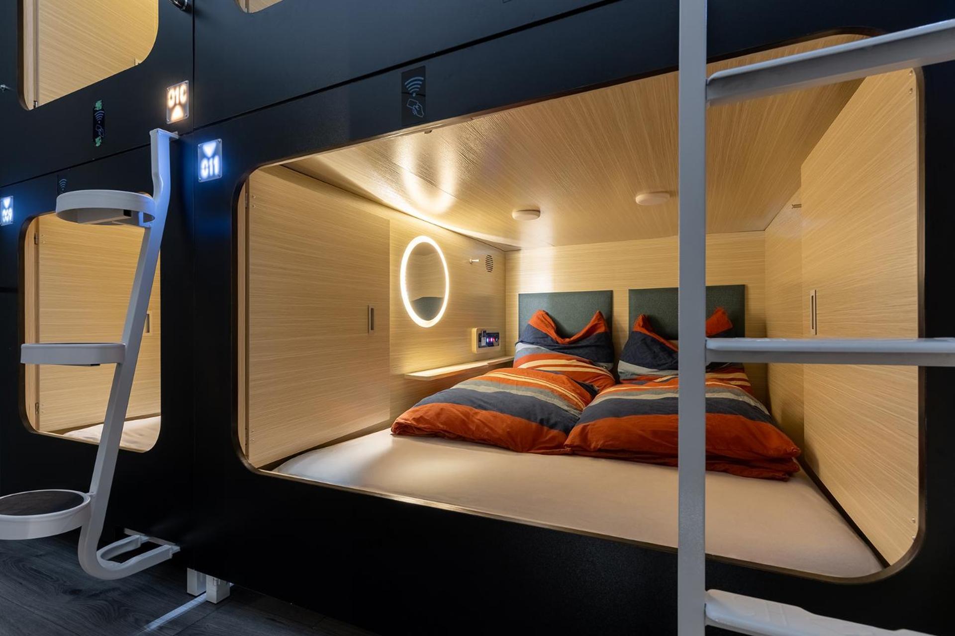 Mue Cubes - Capsule Hotel Bazel Buitenkant foto
