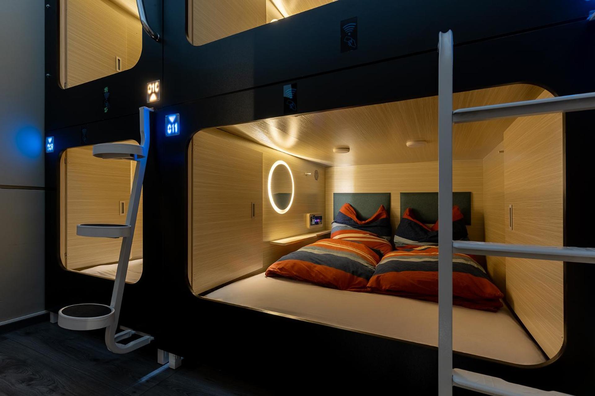 Mue Cubes - Capsule Hotel Bazel Buitenkant foto