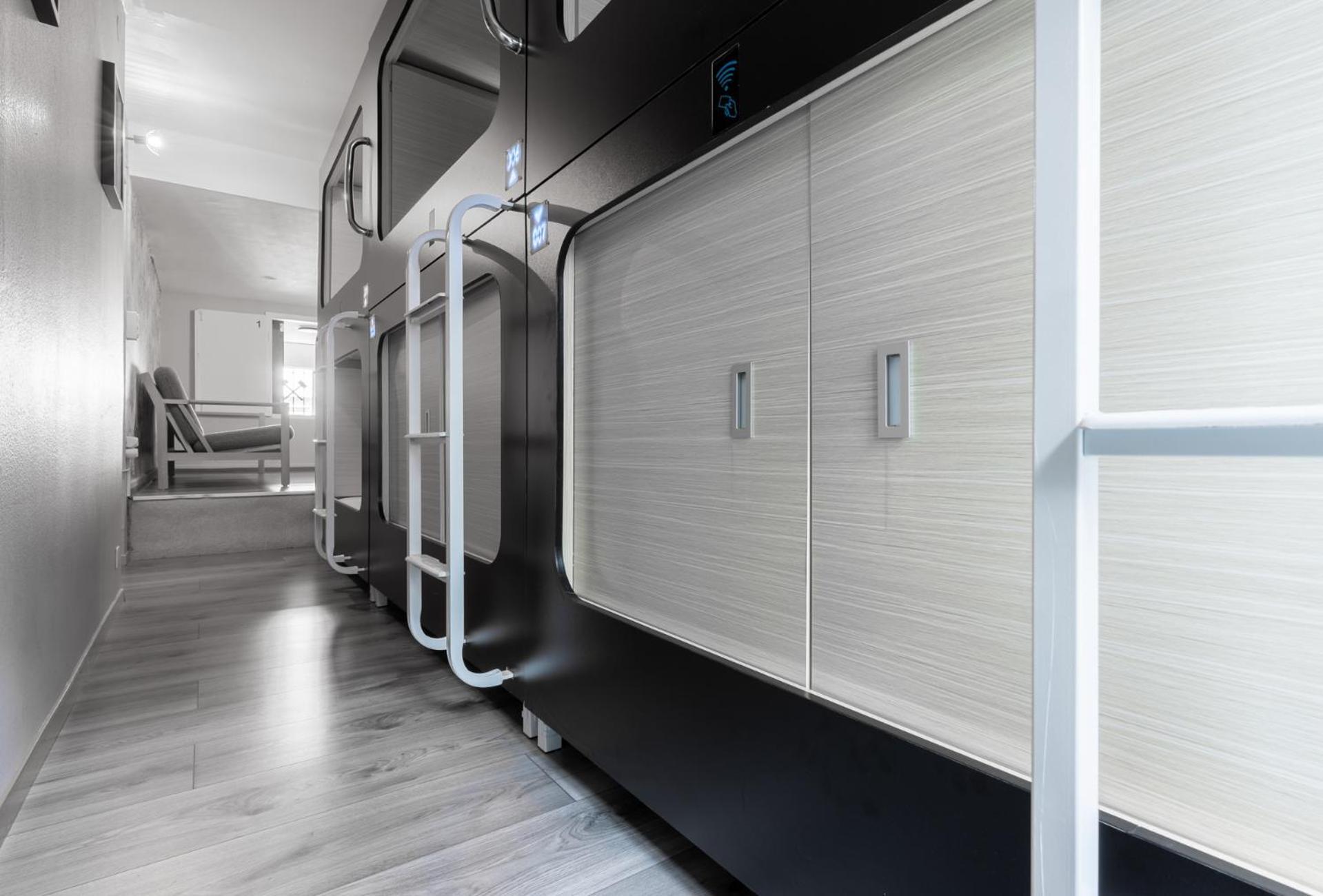 Mue Cubes - Capsule Hotel Bazel Buitenkant foto