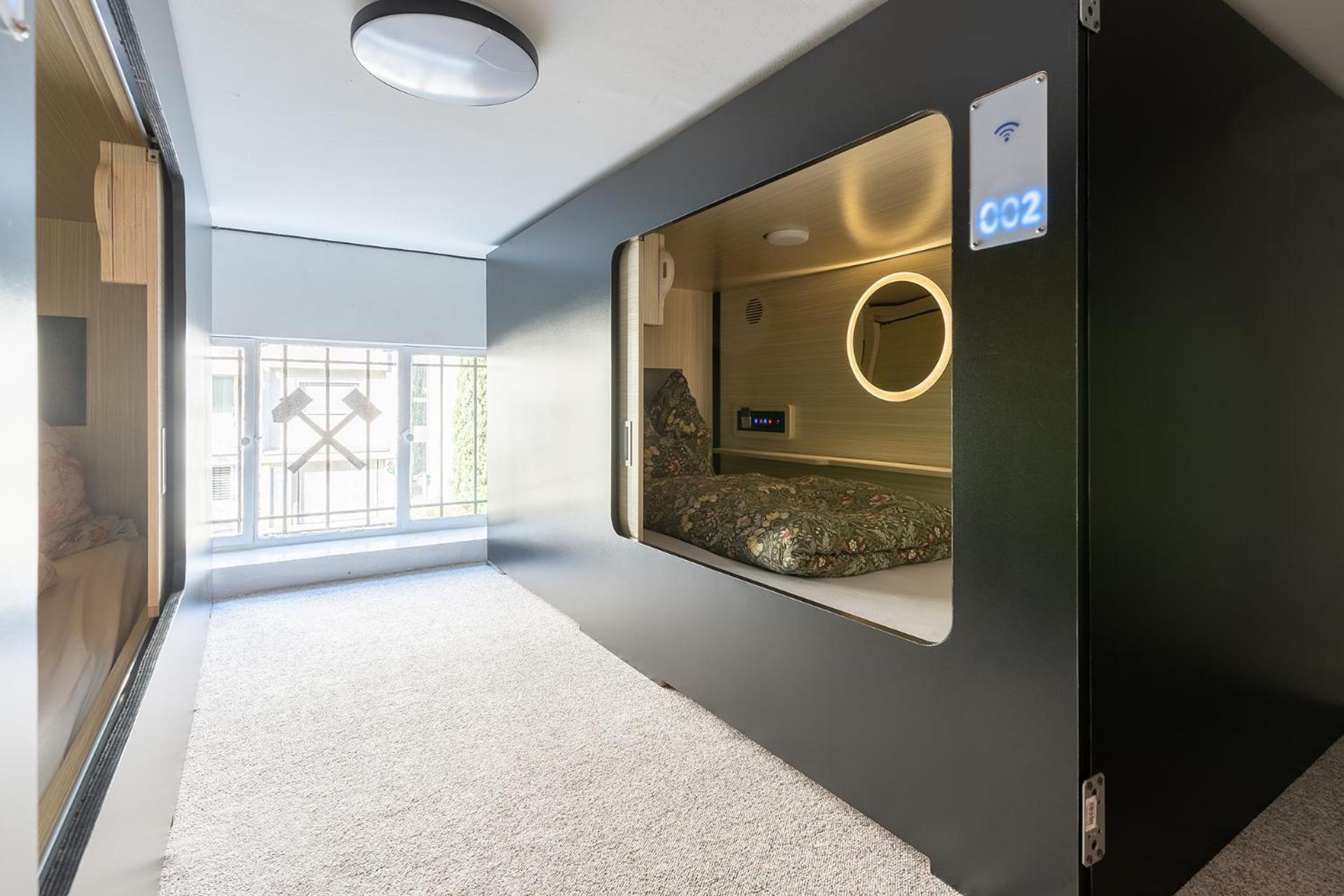 Mue Cubes - Capsule Hotel Bazel Buitenkant foto
