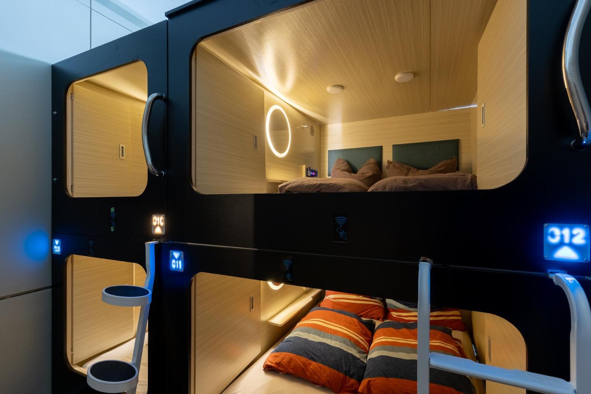 Mue Cubes - Capsule Hotel Bazel Buitenkant foto