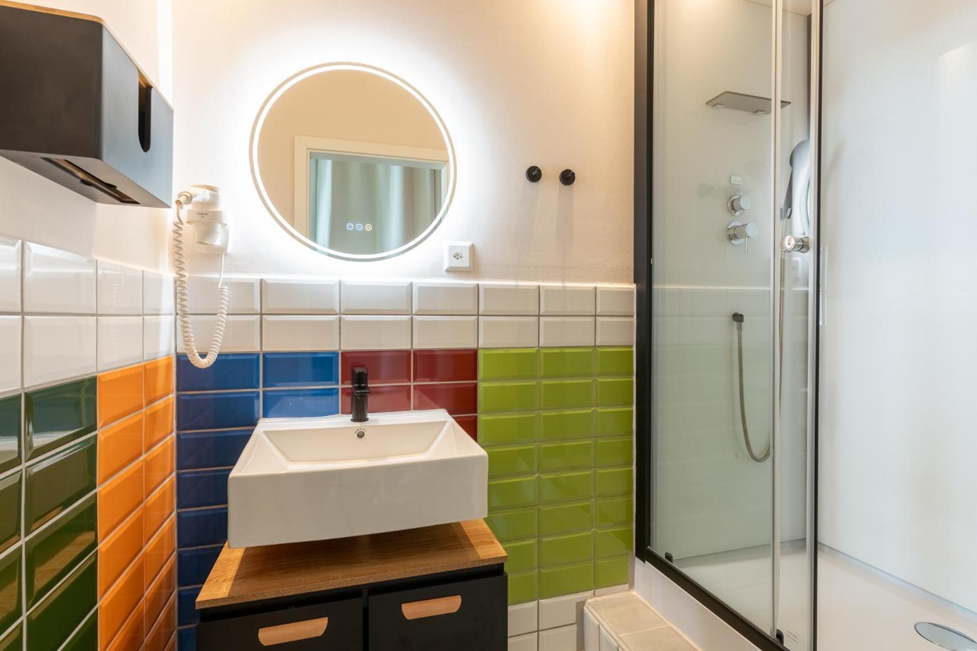 Mue Cubes - Capsule Hotel Bazel Buitenkant foto