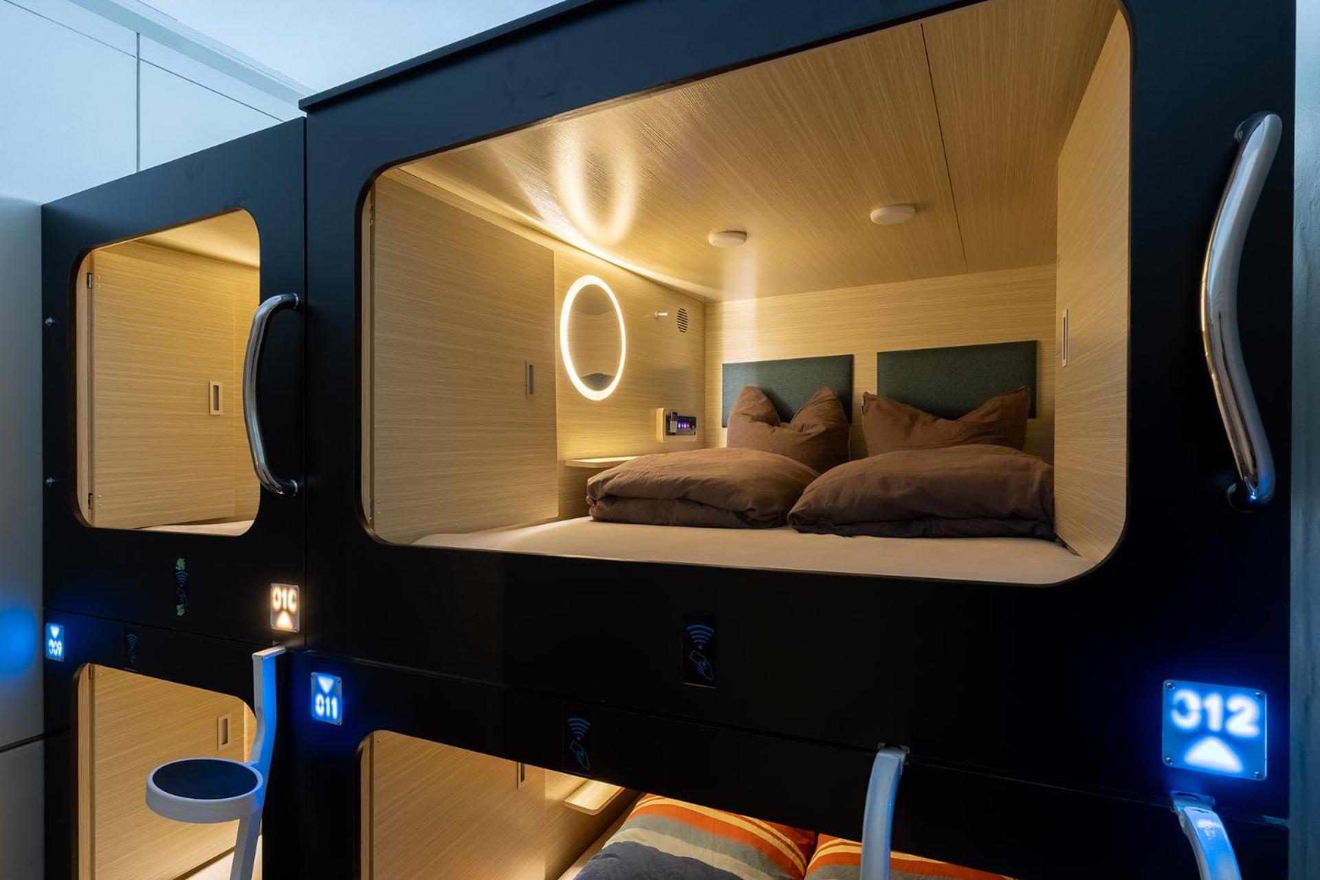 Mue Cubes - Capsule Hotel Bazel Buitenkant foto