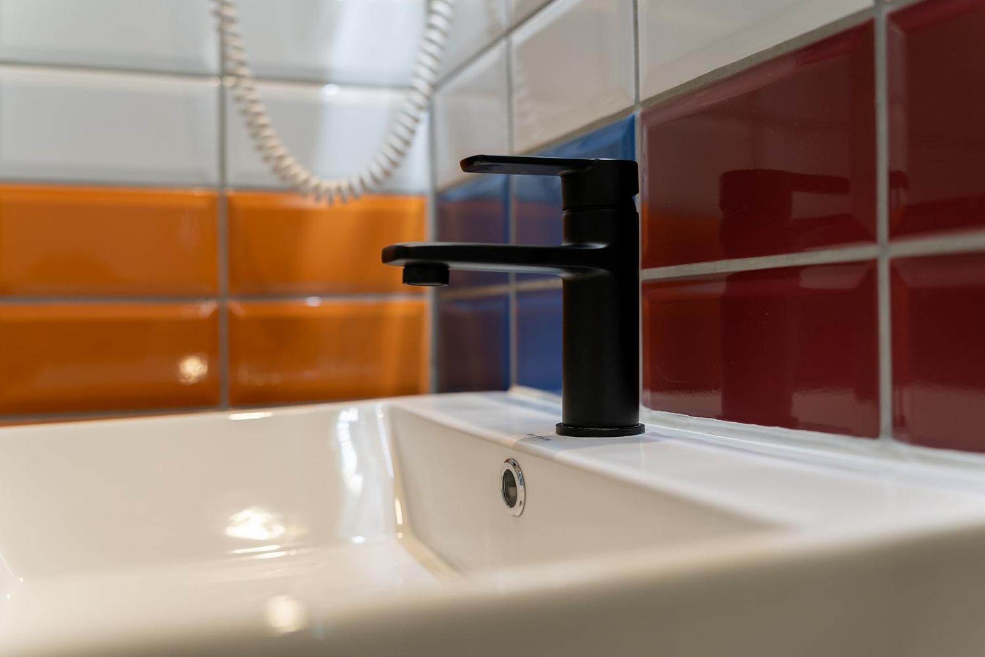 Mue Cubes - Capsule Hotel Bazel Buitenkant foto