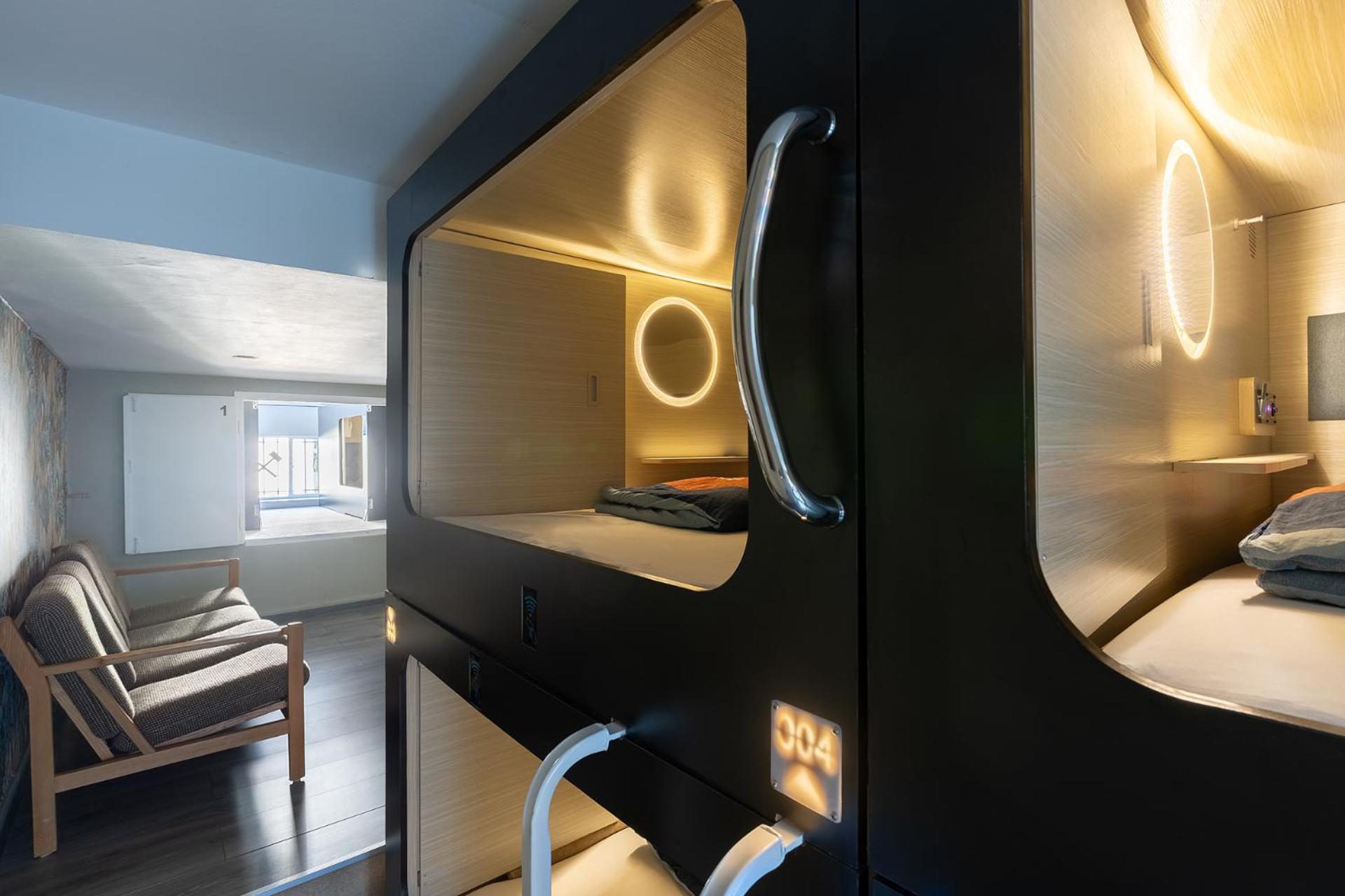Mue Cubes - Capsule Hotel Bazel Buitenkant foto